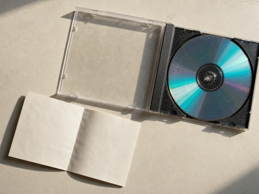 打开的 CD 盒与光盘